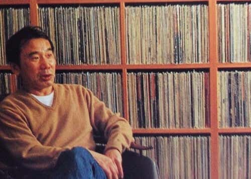 Haruki Murakami al lado estantería de discos