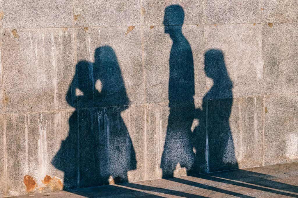 Muro com sombras de personas