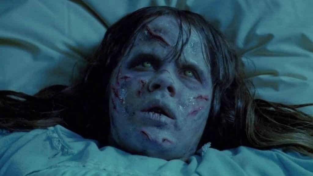 Niña con cicatrices en la cara de la película El exorcista
