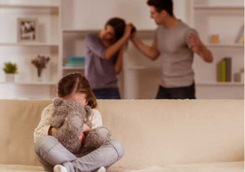 Niña con estrés por la discusión de sus padres