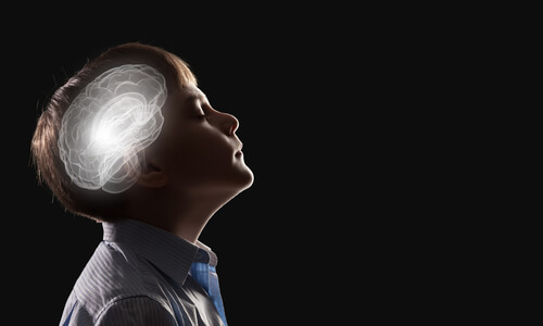 Niño con el cerebro iluminado para representar que los niños son como 'esponjas'