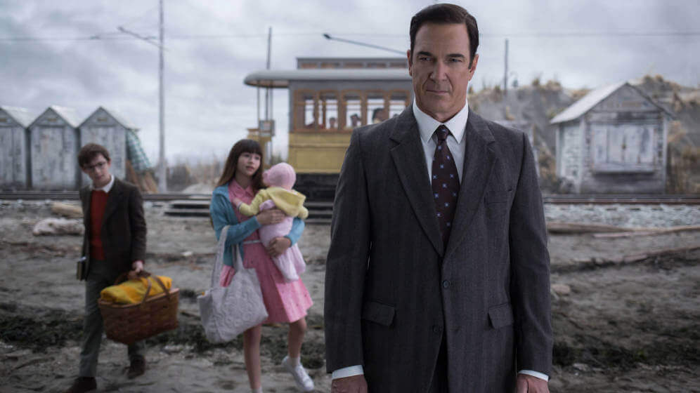 Niños y hombre en las vías del tren