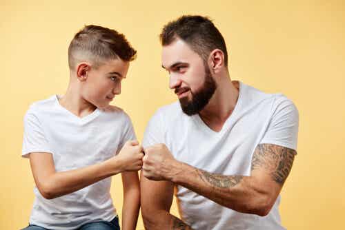 Padre e hijo chocando una mano para representar la importancia de pedir disculpas a un niño
