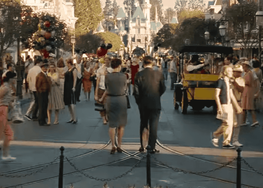 Pamela Travers con Walt Disney en la película Salvando a Mr. Bans