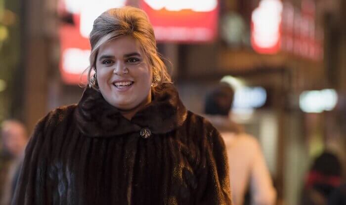 Paquita salas con un recogido y un abrigo