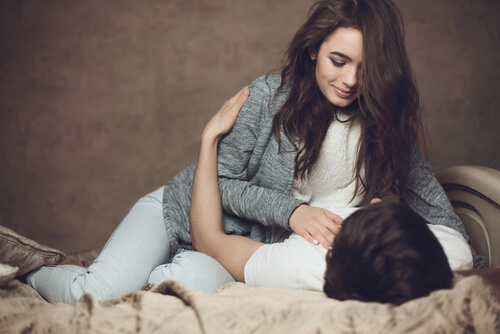 Pareja hablando en la cama