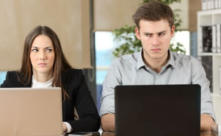 pareja en el trabajo representando cómo hay personas que nos hacen sentir incómodos
