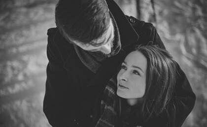 Pareja representando cómo reencontrarse con un amor perdido