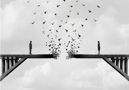 Pareja en un puente roto