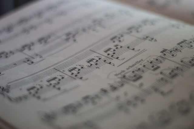 Partitura con notas de música