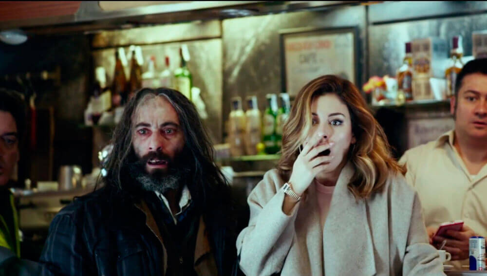 Personas asustadas en un bar