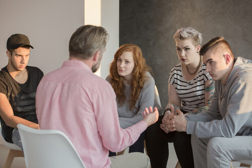 Psicólogo social con un grupo de personas