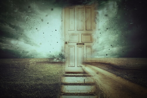 puerta cerrada simbolizando los estilos de apego y la memoria emocional