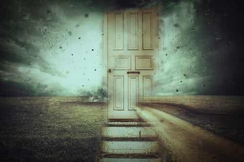 puerta cerrada simbolizando los estilos de apego y la memoria emocional 