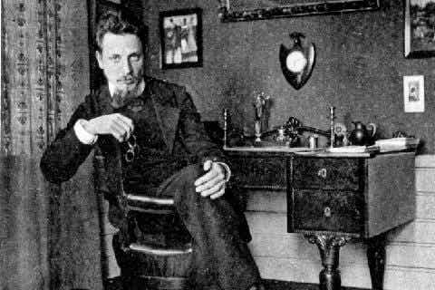 Rainer María Rilke sentado en su escritorio