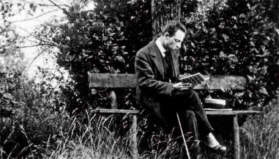 Rainer María Rilke sentado leyendo un libro