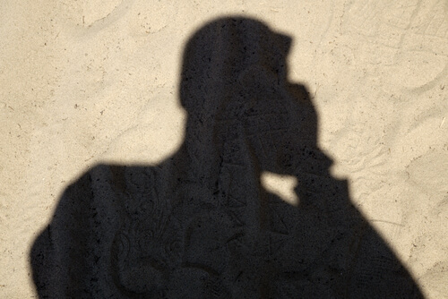 Sombra de un hombre hablando por teléfono