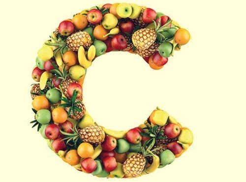 alimentos formando la letra de la vitamina C
