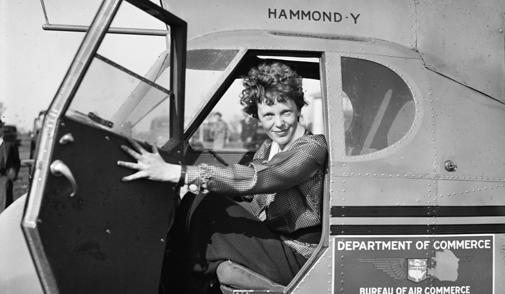 Amelia earhart en un avión