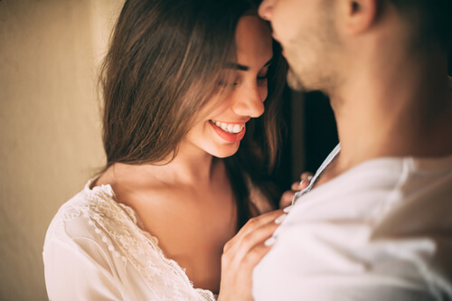 Chica seduciendo a su novio