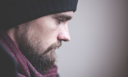 chico con barba representando a las personas desconfiadas