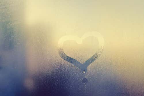 Corazón dibujado en una ventana