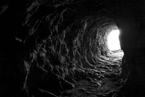 Cueva con una luz