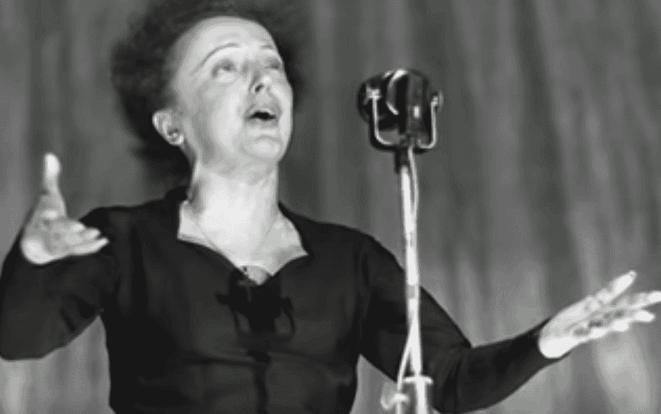 Édith Piaf cantando