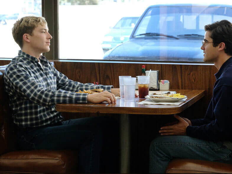 Hombre comiendo con otro