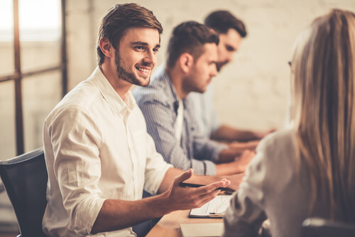Hombre joven hablando con una chica