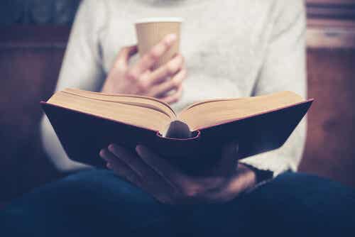 Hombre leyendo con un café