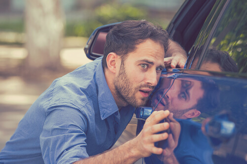 Hombre limpiando el coche