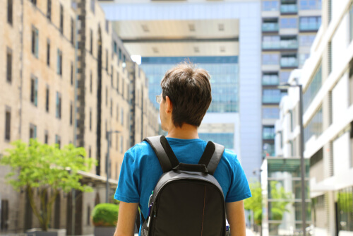 Hombre con mochila