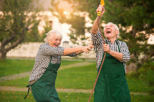 Hombre y mujer mayores divirtiéndose