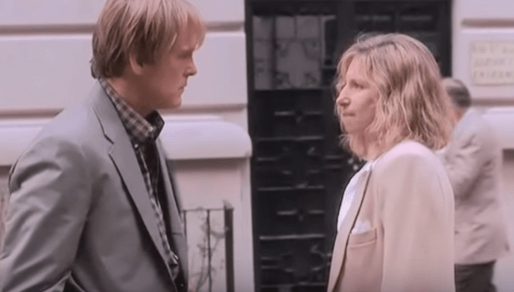 Hombre y mujer mirándose