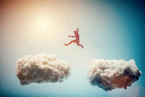 Hombre saltando por las nubes
