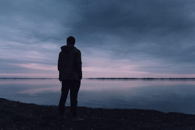 Hombre triste pensando en el suicidio