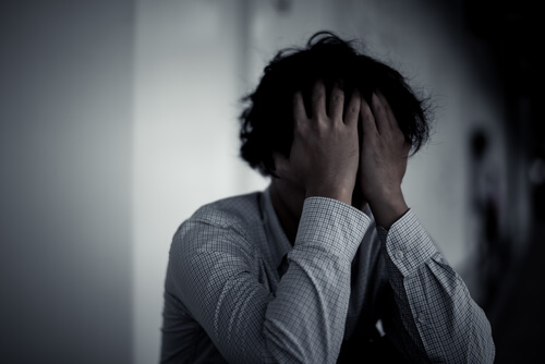 Hombre triste y preocupado