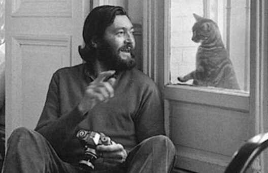 Julio Cortázar, biografía del gran intelectual argentino Julio-cortazar-con-gato