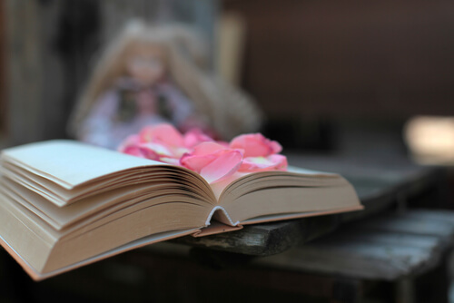 Libro abierto con flores