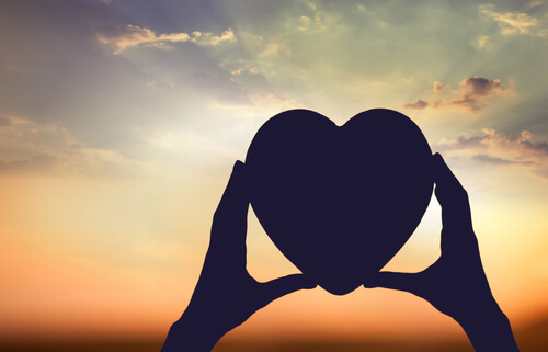 Manos sujetando un corazón