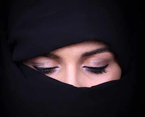 Mujer árabe con los ojos cerrados