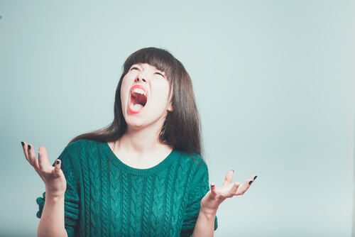 Mujer con ataque histérico