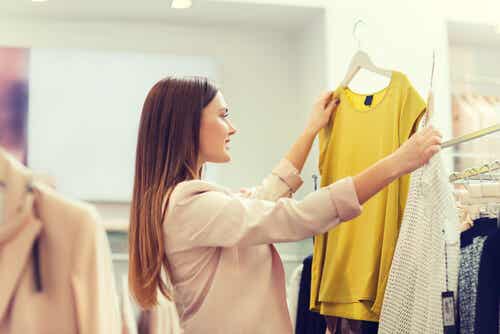 Mujer comprando ropa para representar el consumismo en el mundo de la moda