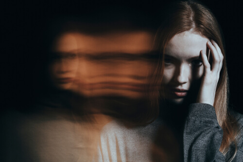 Mujer con alucinaciones