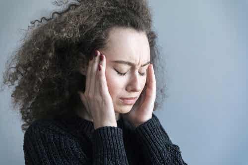 Mujer con dolor de cabeza para representar cómo la depresión duele físicamente