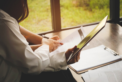 Mujer firmando consentimiento