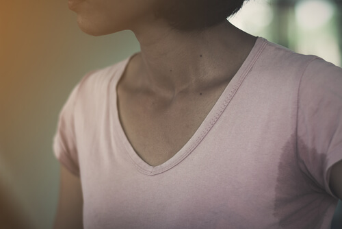 Mujer con hiperhidrosis