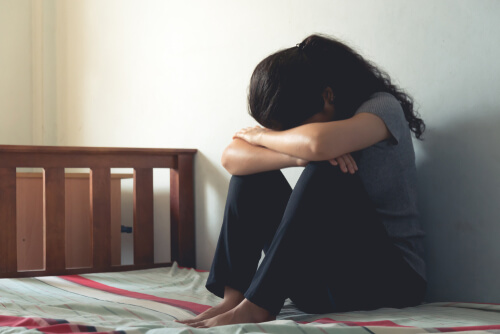 Mujer llorando en la cama