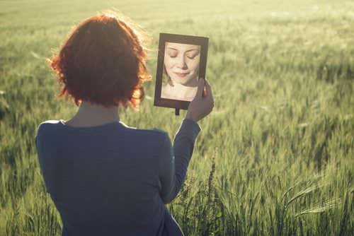 Kvinne ser i speilet
